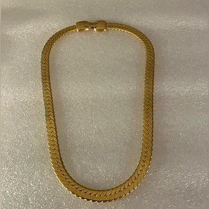 Beautiful vintage gold tone necklace by Napier.
